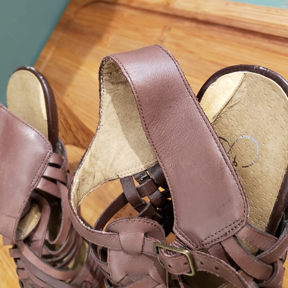 JESSICA SIMPSON BROWN AND WOOD 7.5 HEELS - Picture 5 of 7